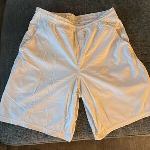 Lulu Lemon Men’s Medium pacebreaker short WITH liner in white. Size medium.